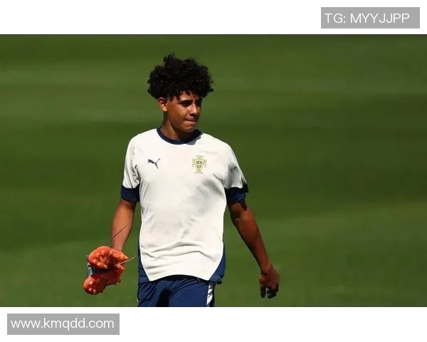 足球明星中谁的球技最为出众引发球迷热议与讨论