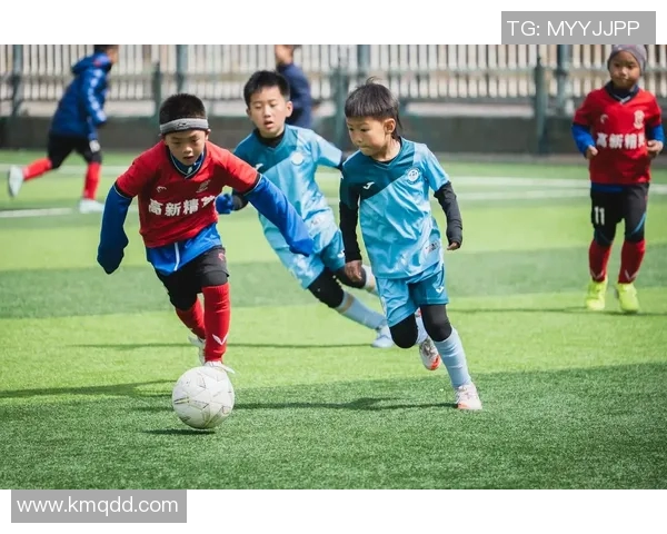 足球明星比心瞬间集锦展现他们的热情与魅力