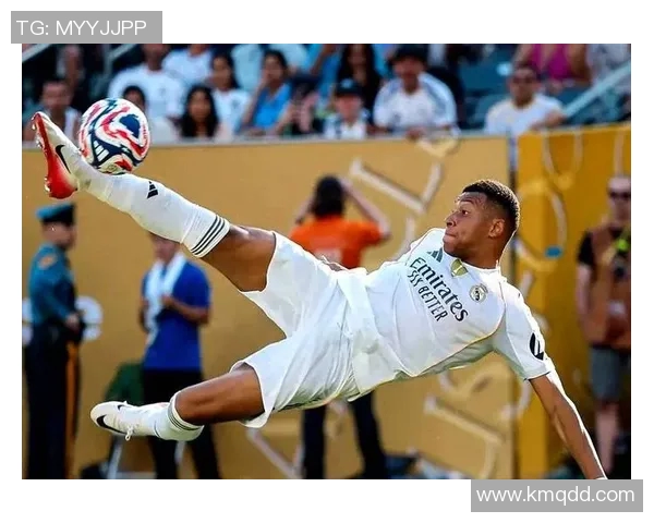 足球明星穿紧身裤展现完美身材引发球迷热议与时尚潮流交融的精彩瞬间